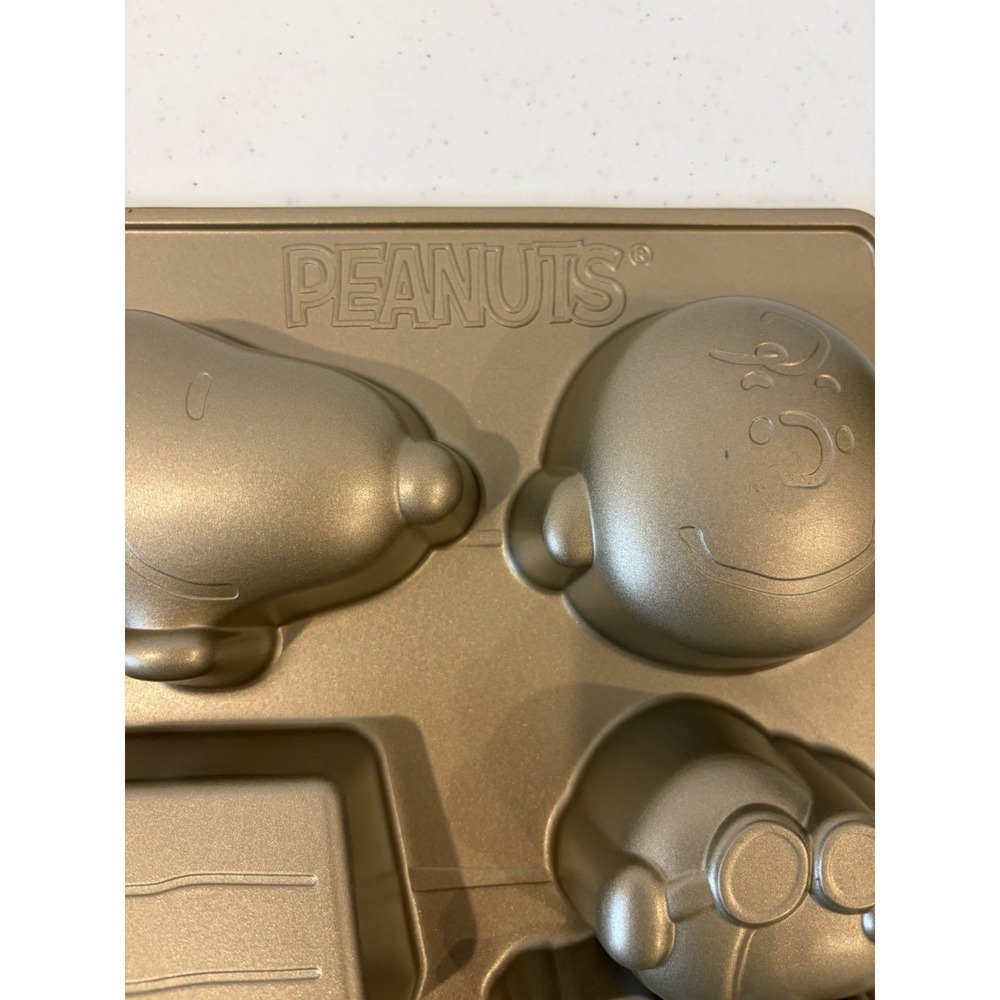 Williams And Sonoma Peanuts Snoopy Cast Aluminum Cakelet Pan New - Picture 9 of 10
